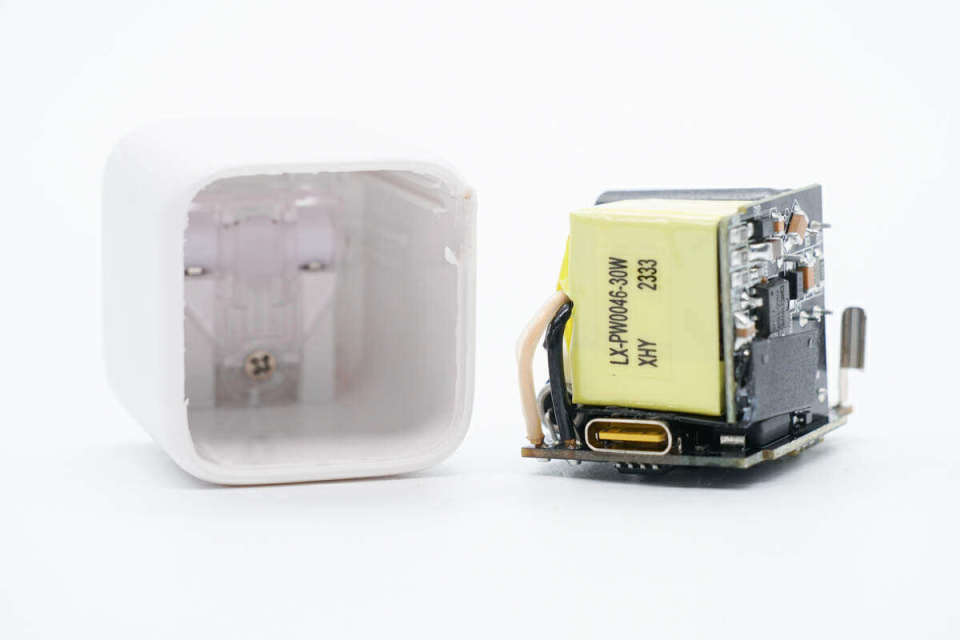 小巧迷你，iPhone 15新机用户的理想之选 大麦30W氮化镓快充拆解评测